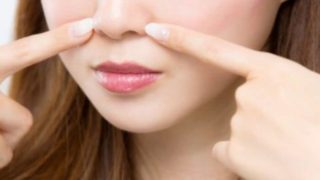コスメライトクリームでいちご鼻を治す女性